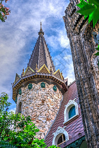 吸引力保加利亚拉瓦迪诺沃07129保加利亚拉瓦迪诺沃村的城堡塔在夏日阳光明媚的子里保加利亚拉瓦迪诺沃的城堡塔风景仙女图片