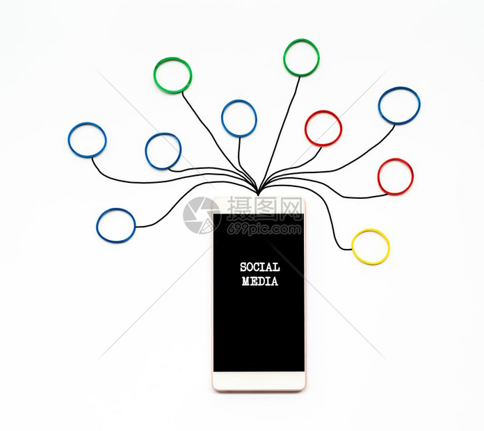 象征评论社交媒体和传播概念带橡皮的智能手机写白背景社交媒体图标符号在白色背景上用手写社交媒体图标数字的图片