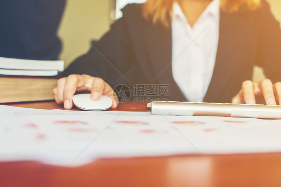 技术金融程序员妇女打字和在办公室工作的妇女手图片