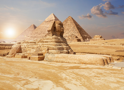 著名的GizaSphinx和背景的金字塔埃及沙漠FamousGizaSphinx和背景的金字塔埃及沙漠遗产旅行文化图片
