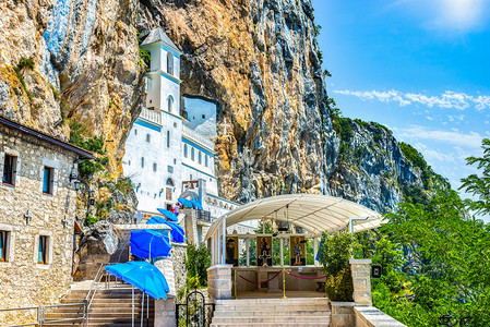 在黑山悬崖的Ostrog修道院Staircase到Ostrog东岩石颜色图片