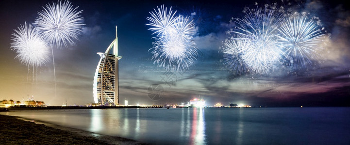 阿拉伯塔周围的烟花异国情调的新年目地迪拜阿联酋丰富多彩的节日爆炸背景图片