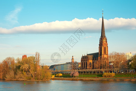 Dreikoenigs教堂和Main河法兰克福德国黑森雷主要的水图片