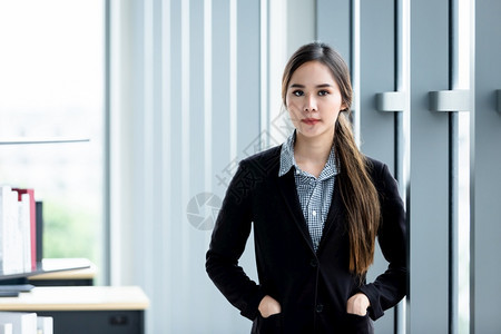 在办公室背景中商业界表达了自信充满勇气和成功的概念企业在工作室的背景中表现了信心自和成功的理念女人一种图片