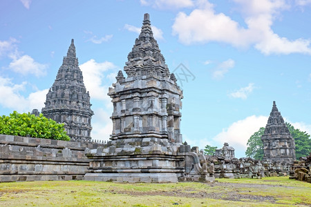 佛教废墟地标Prambanan或CandiRaraJonggrang是印度尼西亚爪哇的印度教寺庙专门用于Trimurti造物主布图片