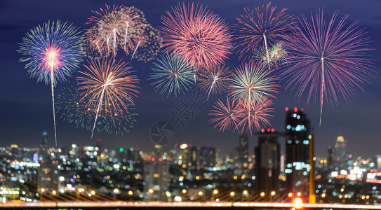 乐趣夜生活在模糊的摩天大楼上放多彩烟花在夜晚抽象新年节日或派对背景点亮城市布OK灯光图片