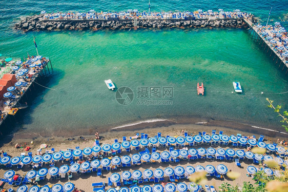 意大利阿马尔菲海岸Sorreento市意大利阿马尔菲海岸的美丽夏日空中风景位于意大利阿马尔菲海岸Sorrento市的Amalfi图片