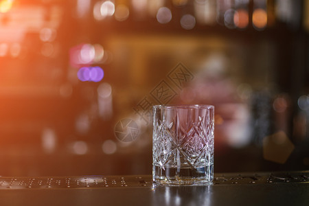苏格兰人旧时装威士忌连尾酒橙子贴近服务器反射威士忌酒图片