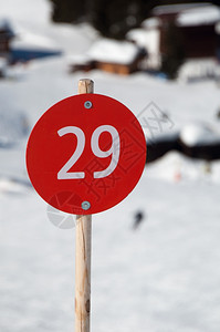乐趣奥地利蒙塔丰滑雪坡旁的红牌29号冬季运动下一个图片