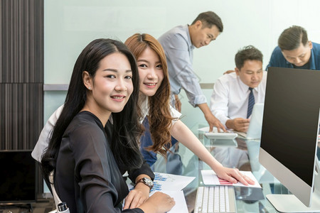 在职的有创造力在现代办公室工作并一起说话的亚洲商业集团临时穿便衣者小组人的商业团体概念人员商业团体的概念笔记本电脑图片