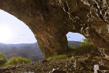 罗马尼亚雷梅提自然拱门日落时在阿普塞尼山脉的学生洞穴极好通道喀尔巴阡山脉图片