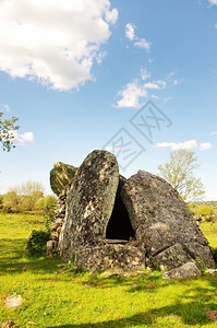来自石器时代的安踏位于Portaleggre区AlentejoDolmen室支石墓公图片