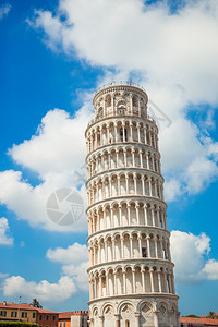 意大利比萨倾斜塔的美景前往意大利比萨倾斜塔的意大利旅游者历史高的丰富多彩图片