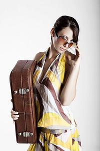 游客成人时髦的美丽装女佳人假扮一个旧式手提箱图片