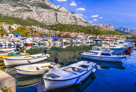 海岸线克罗地亚暑假著名的得里海岸达尔马提亚的卡斯海滨迷人的洋与渔船马卡尔斯镇达马提亚克罗地景观城市图片