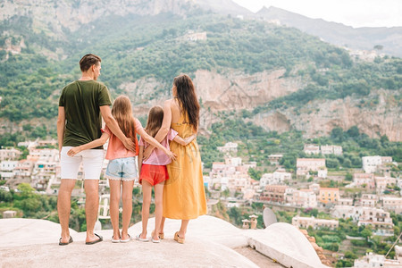 女孩人们欧洲的家庭假期4个家庭在阿马尔菲海岸的波西塔诺度假父母和孩子拍自照片背景亲友Positano镇在阿马尔菲海岸的伊塔利It图片