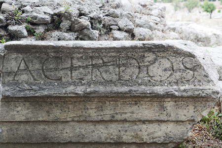 罗马的古董希腊Corinth和Acrocorinth考古遗址的历史老废墟伯罗奔尼撒图片