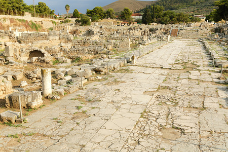 伯罗奔尼撒科林斯外部的希腊Corinth和Acrocorinth考古遗址的历史老废墟图片