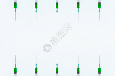 蓝底注射针筒中的绿色液体抗注射概念带有文字空间的模拟工艺治疗体液图片