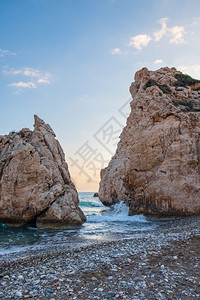 日落下午在塞浦路斯帕福PetratouRomiou附近的小海滩上爆发波浪的景象被认为是希腊神话中的阿弗罗德生地芙狄蒂大约图片
