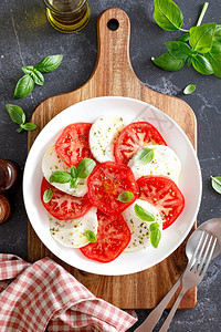 饮食带新鲜西红柿巴尔和莫扎雷拉奶酪的辣椒沙绿色午餐图片