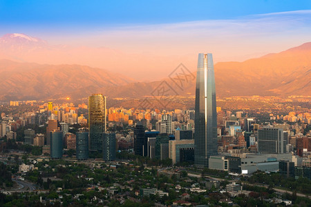 安第斯山脉稠密日落时智利圣地亚哥的全景建筑学图片