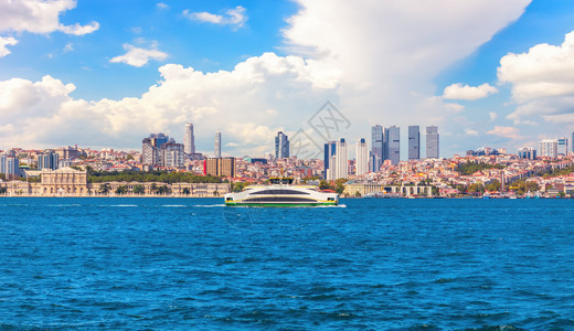 Bosphorus直视Dolmabahce宫殿和Besiktas摩天大楼背景土耳其伊斯坦布尔博物馆假期多马巴赫切图片