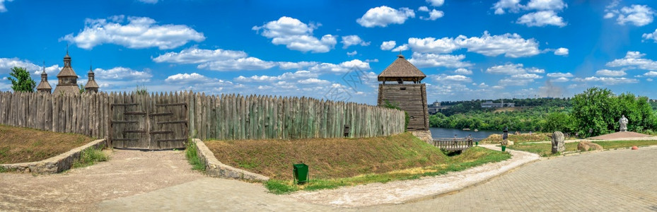预订自身的乌克兰Zaporozhye保留地霍尔蒂西亚岛外墙木栅栏和望塔日夏阳光明媚乌克兰Zaporozhye保留地霍尔蒂西亚岛外图片
