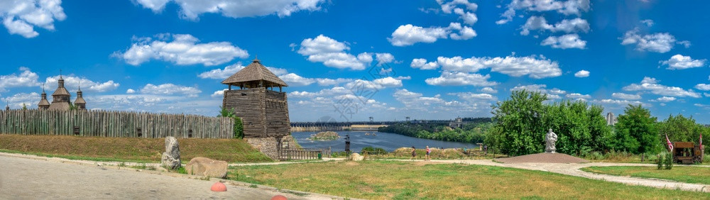 乌克兰Zaporozhye保留地霍尔蒂西亚岛外墙木栅栏和望塔日夏阳光明媚乌克兰Zaporozhye保留地霍尔蒂西亚岛外墙木栅栏和图片