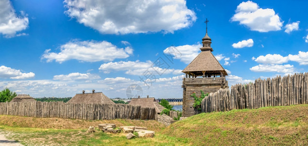 瞭望塔乌克兰Zaporozhye保留地霍尔蒂西亚岛外墙木栅栏和望塔日夏阳光明媚乌克兰Zaporozhye保留地霍尔蒂西亚岛外墙木图片