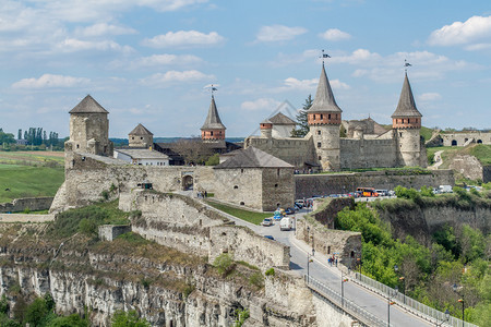 云历史景观位于乌克兰西部Kamianetspodilskyi的旧城堡图片