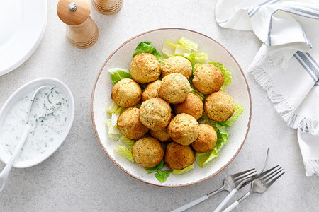 以色列自制盘子Falafel配有希腊酸奶酱tzatziki地中海烹饪美食图片