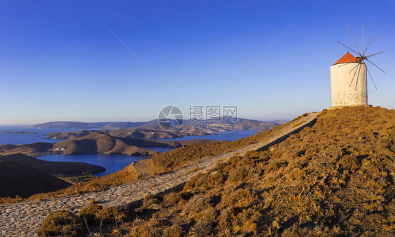 旅游的古老地中海与希腊古老风车的阿斯蒂巴列亚岛景象图片