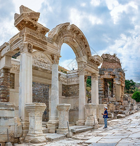 土耳其埃弗苏斯土耳其07129年月日至9在土耳其古代以菲苏斯的哈德里安夏日神庙大街寺老的图片