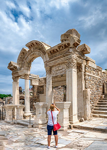 土耳其埃弗苏斯土耳其07129年月日至9在土耳其古代以菲苏斯的哈德里安夏日神庙古董希腊语纪念碑图片