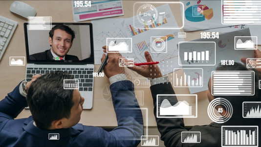 企业员工视频电话会议中商务人士的创意视觉营销数据分析和投资决策制定的数字技术概念企业员工视频电话会议中商务人士的创意视觉战略互联图片