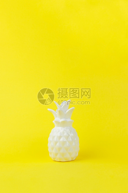 黄纸背景的白花陶瓷菠萝复制空间最微小的装饰概念垂直风格生活方式内地博客社交媒体招贴画时髦黄色的陶瓷制品图片