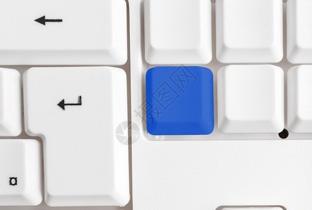 纸教育不同颜色的键盘配件排列在空的复制间上重新着色的PC模型键盘在背景复制空间上方排列的复制间内容图片