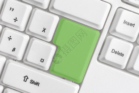 工作笔记教育不同颜色的键盘配件排列在空的复制间上重新着色的PC模型键盘在背景复制空间上方排列的复制间图片
