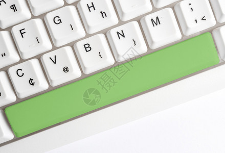 教育最佳不同颜色的键盘配件排列在空的复制间上重新着色的PC模型键盘在背景复制空间上方排列的复制间内容图片
