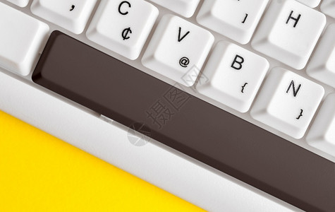 促销钥匙笔记不同颜色的键盘配件排列在空的复制间上重新着色的PC模型键盘在背景复制空间上方排列的复制间图片