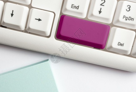 笔记有色不同颜的键盘配件排列在空的复制间上重新着色的PC模型键盘在背景复制空间上方排列的复制间会议图片