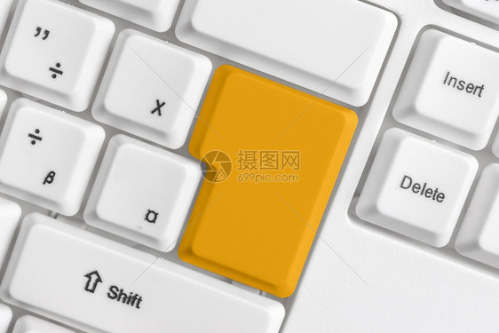 按钮桌子不同颜色的键盘配件排列在空的复制间上重新着色的PC模型键盘在背景复制空间上方排列的复制间最佳图片