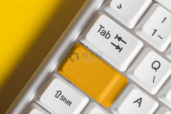 笔记命令不同颜色的键盘配件排列在空的复制间上重新着色的PC模型键盘在背景复制空间上方排列的复制间按图片