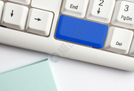 最佳教育不同颜色的键盘配件排列在空的复制间上重新着色的PC模型键盘在背景复制空间上方排列的复制间按图片