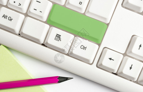 不同颜色的键盘配件排列在空的复制间上重新着色的PC模型键盘在背景复制空间上方排列的复制间信息不同的白图片