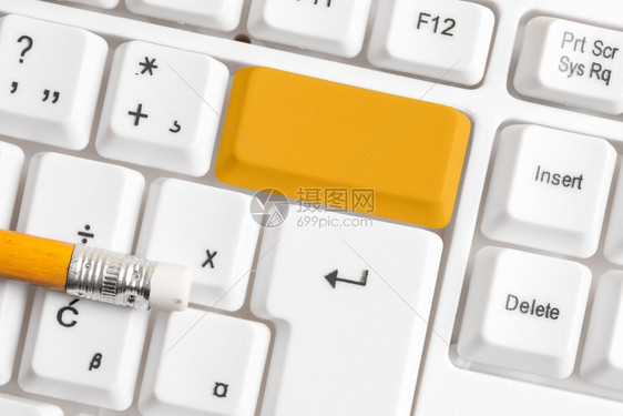 白色的按不同颜键盘配件排列在空的复制间上重新着色的PC模型键盘在背景复制空间上方排列的复制间桌面图片