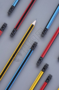 黄尖铅笔提示由众多铅笔涂抹机头组成以灰色背景为垂直框架用于背景设计教育概念不同想法冲突与领导层的独创不同之处有造力的蓝色图片