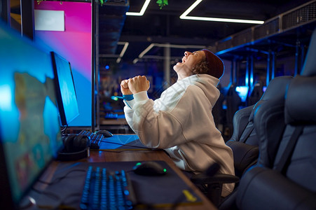 电脑男生青年游戏者赢得比赛游戏俱乐部虚拟娱电子体育锦标赛网络运动生活方式在网吧闲暇的咖中男子休闲青年游戏者赢得比赛俱乐部监视器图片