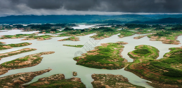 对大坝和热带雨林的空中观察气候变化环境概念以及气候变迁生活天线森林图片